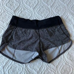Lululemon Speed Up Low-Rise Shorts 2.5 (size 4)